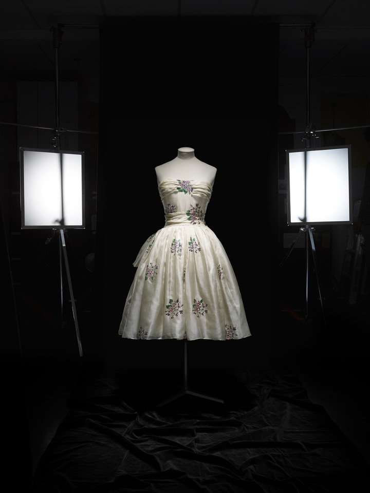 Retrospektywna wystawa "Christian Dior: Designer of Dreams" w Victoria & Albert Museum. Sukienka Avril, sezon wiosna/lato 1955