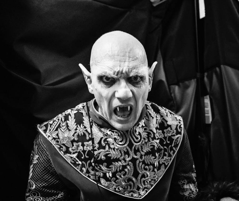 Sáva Popovič ako temný gróf Dracula.