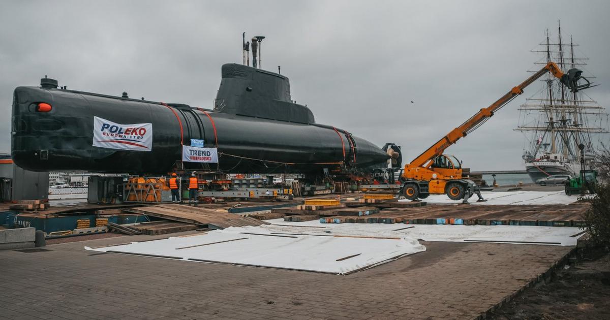  Ulicami Gdyni przejechał ORP Sokół. Wyjątkowy transport 350-tonowego kolosa