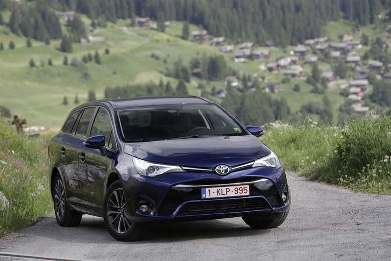 Nowa Toyota Avensis po liftingu nie odstaje od konkurentów