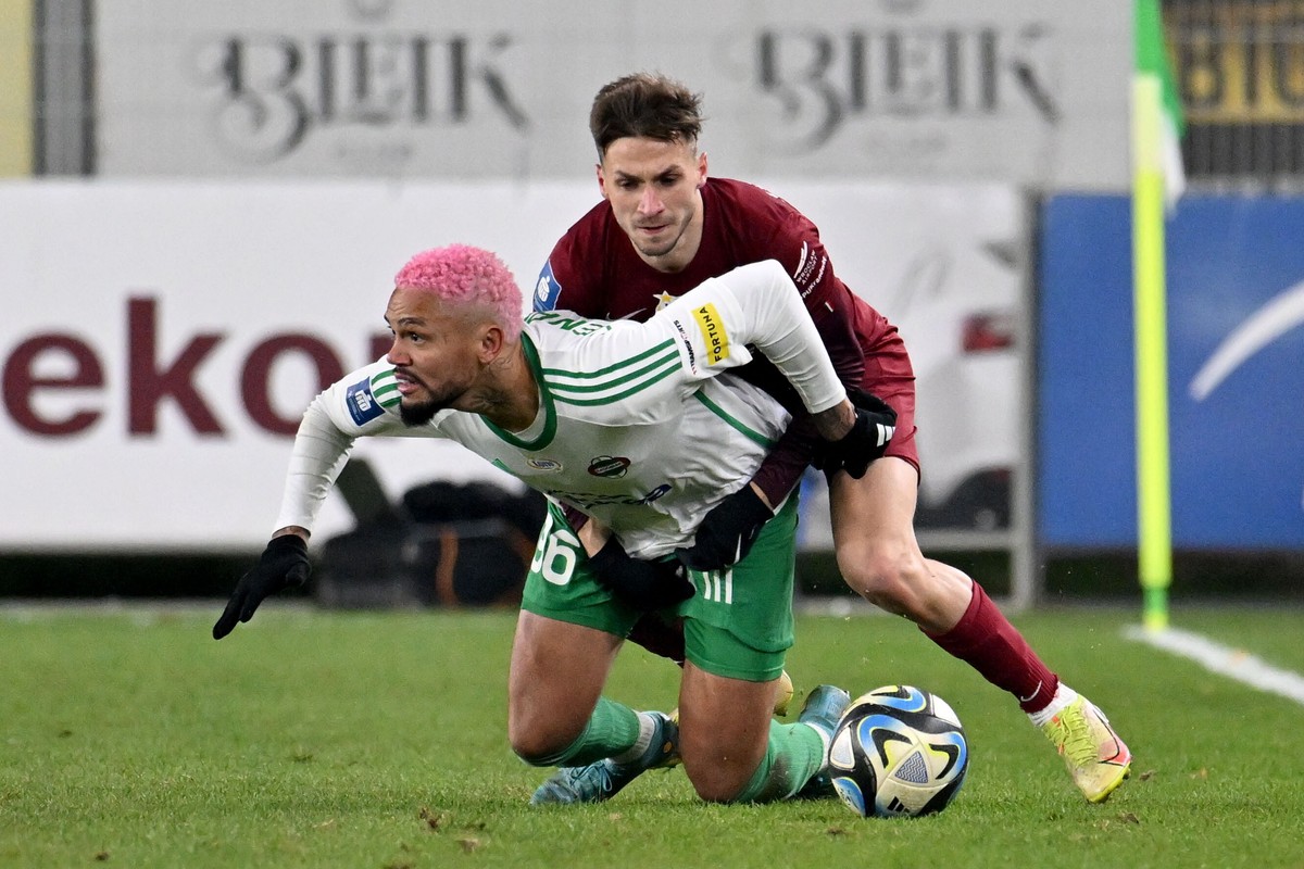 Zawodnik Radomiaka Radom Pedro Henrique (L) i Patryk Janasik (P) ze Śląska Wrocław podczas meczu piłkarskiej Ekstraklasy
