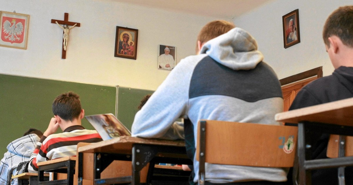 Afera w łódzkiej szkole. Wchodził do pokoju nauczycielskiego i robił zdjęcia. Miał "plan"