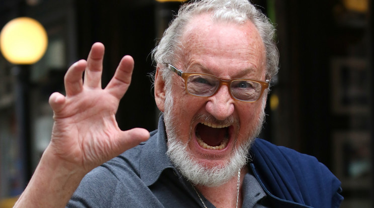 Robert Englund a jól ismert mozdulatokkal rémisztgette a fotóst /Fo­tó: Northfoto