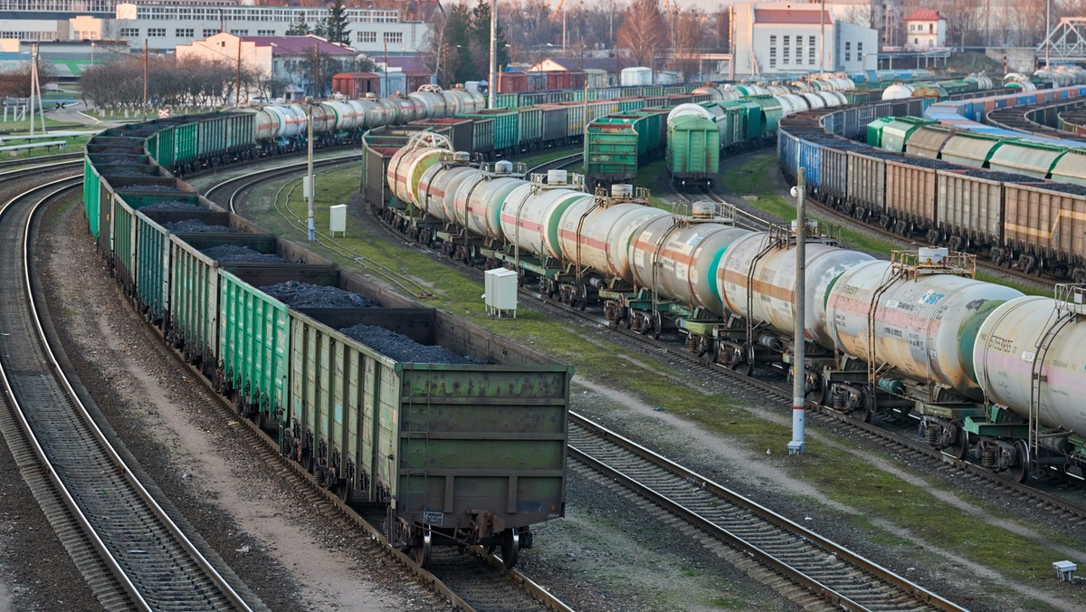 Pociągi towarowe na stacji kolejowej w Kaliningradzie. 2020 r.