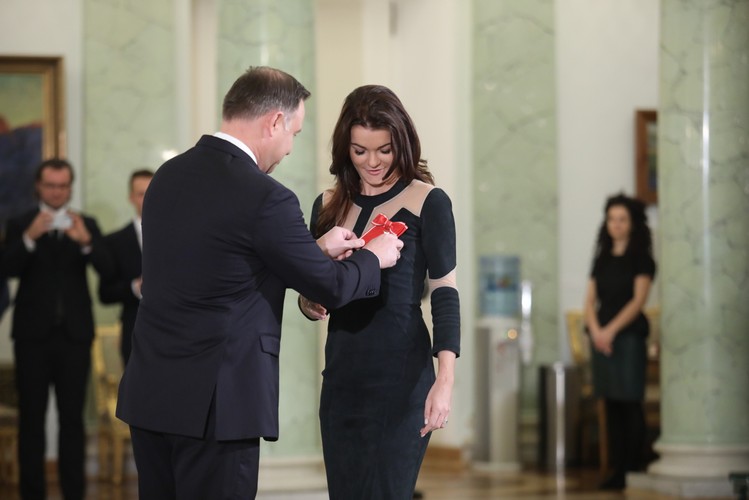 Prezydent Andrzej Duda odznacza Krzyżem Komandorskim Orderu Odrodzenia Polski byłą tenisistkę Agnieszkę Radwańską