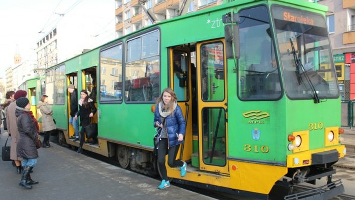 W ubiegłym roku kupiliśmy o 10 proc. mniej „sieciówek” i o 8 proc. mniej biletów jednorazowych.