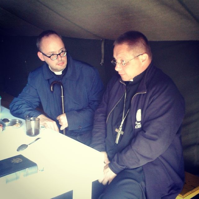 Ks. Jan Kaczkowski (z lewej) i abp Grzegorz Ryś na Przystanku Woodstock. 2015 r.