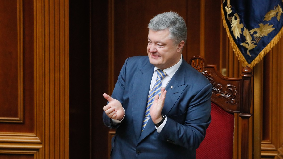 Rada Najwyższa (parlament) Ukrainy zatwierdziła umieszczenie w konstytucji zapisu o dążeniu tego państwa do członkostwa w Unii Europejskiej i NATO. Zmiany w ustawie zasadniczej poparło 334 deputowanych.