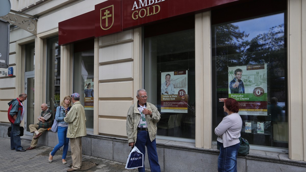 ABW znalazła złoto w mieszkaniach Marcina P. jego żony Katarzyny, właścicieli Amber Gold. Wczoraj o godzinie 7 agenci ABW weszli do ich mieszkań, gdzie rozpoczęli kontrolę w ramach śledztwa ws. nieprawidłowości w Amber Gold. Informację o znalezieniu złota podał serwis tvn24.pl, a chwilę później potwierdziła to sama Agencja Bezpieczeństwa Wewnętrznego.