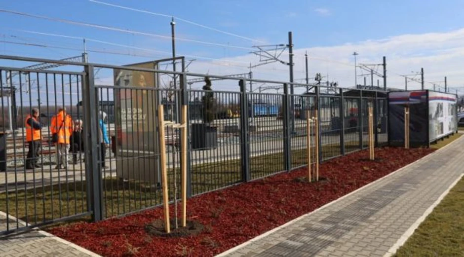 Saniran je kolovoz i trotoar na prilazu stanici