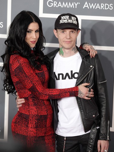 <strong>Deadmau5</strong>
<br><br>
DJ i producent muzyczny gatunku progressive i electro house pochodzący z Kanady. Rezyduje w Toronto. Zgodnie z rankingiem 