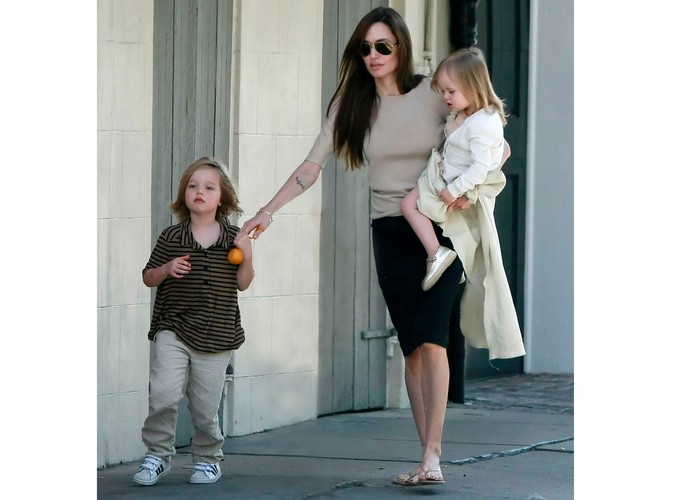 Angelina Jolie z biologicznymi córkami - pięcioletnią Shiloh Nouvel i trzyletnią Vivienne Marcheline