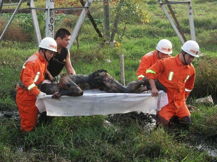 Oświadczał się na linach wysokiego napięcia! Straszne zdjęcia!