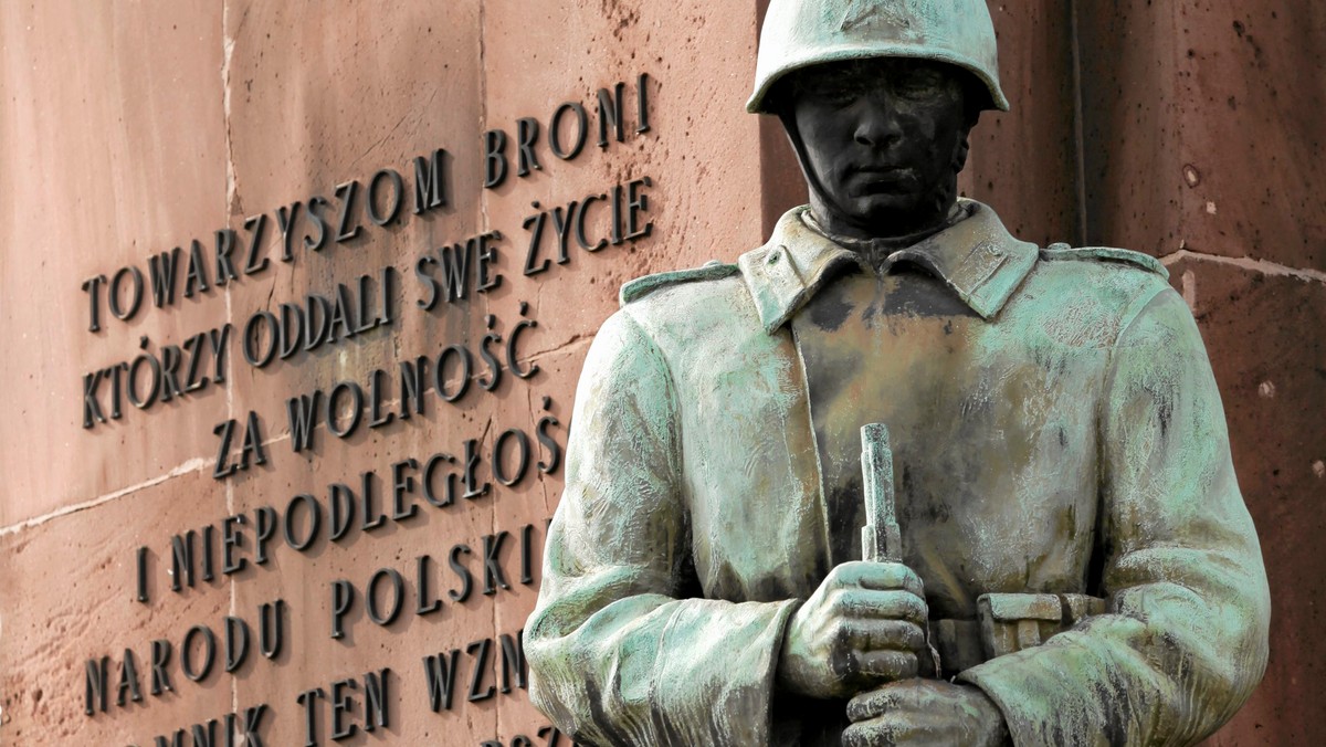 Instytut Pamięci Narodowej zapowiedział już utworzenie jednego miejsca, gdzie trafić mają wszystkie pomniki, tablice i popiersia komunistyczne usuwane z przestrzeni publicznej. Teraz IPN szuka odpowiedniego miejsca - podaje dzisiejsza "Rzeczpospolita".