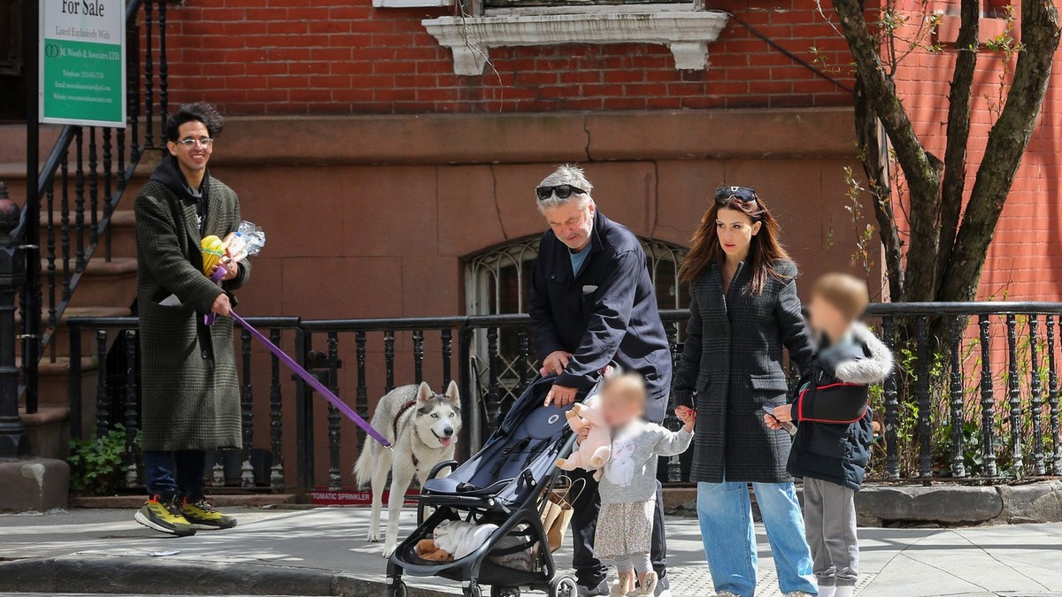 Alek Boldvin sa porodicom