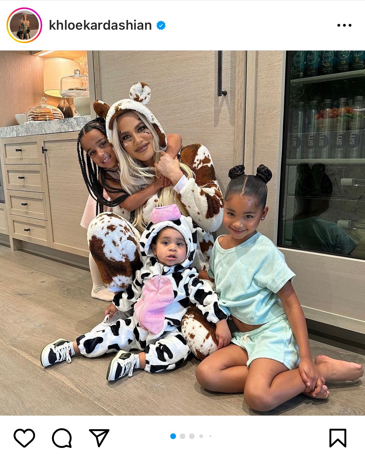 Khloe Kardashian és gyerkőcei tehén mintás kezeslábasban, bekuckózva ünnepeltek.