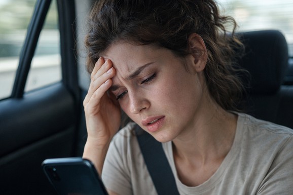 Zašto nam je muka kad gledamo u telefon u automobilu i kako to da sprečimo