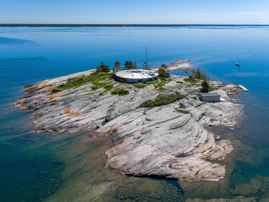 Dom znany jako Table Rock Cottage znajduje się na największej z siedmiu wysp. 