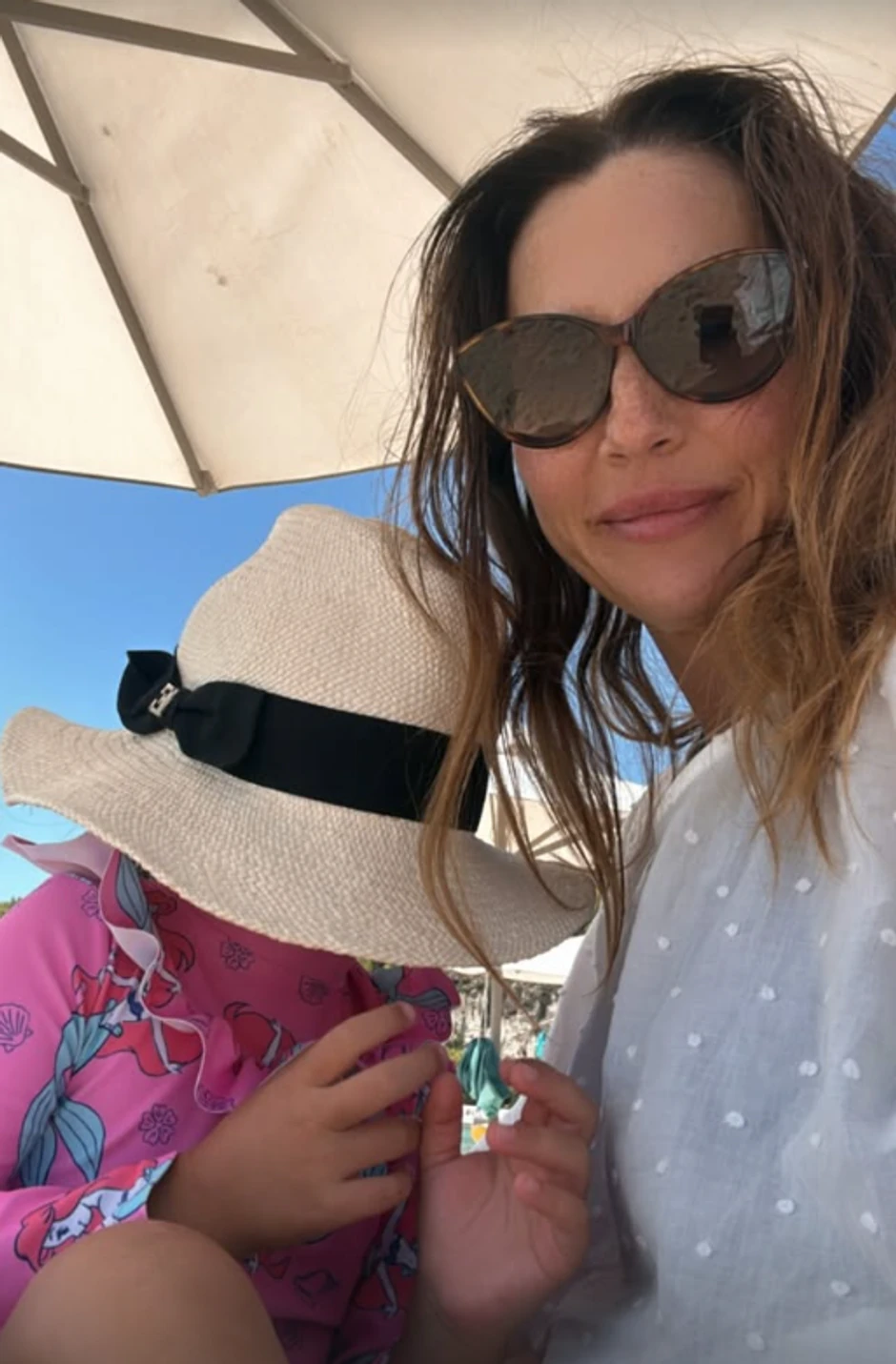 Marijana Mićić sa ćerkicama u Grčkoj