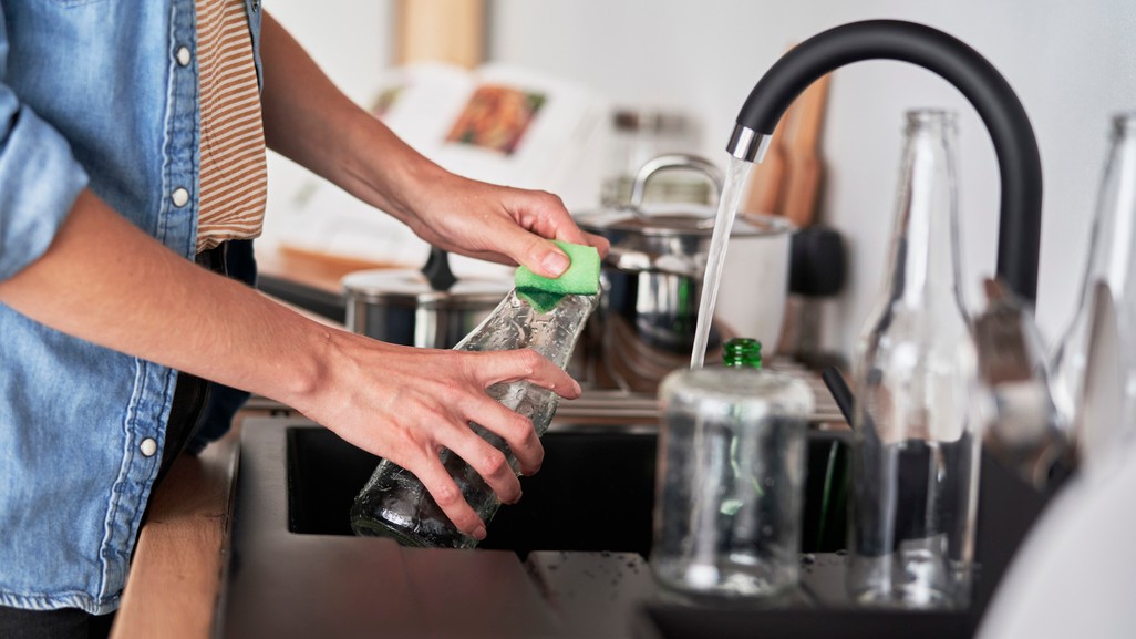 Umývate svoju sklenenú fľašu správne? (ilustračné foto)