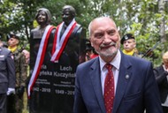 Antoni Macierewicz , popiersie