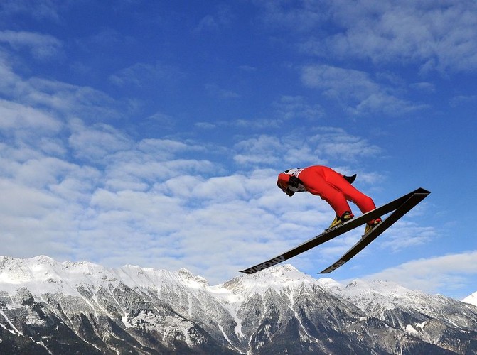 Janne Ahonen w czasie kwalifikacji w Konkursie Czterech Skoczni. Utytułowany Fin zajął w klasyfikacji zawodów drugie miejsce