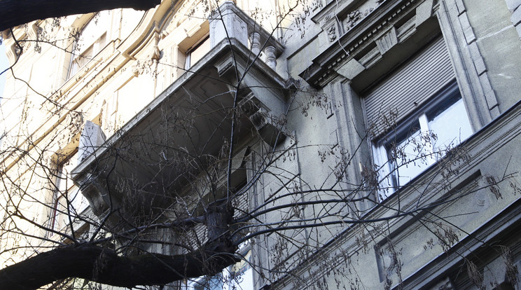 Kiszakadt egy erkély korlátja, életét vesztette egy nő a XIII. kerületben./Fotó: Fuszek Gábor