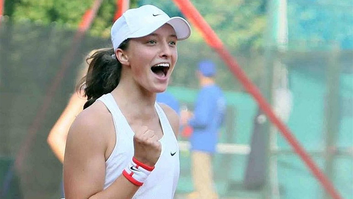 Największy obecnie talent w polskim tenisie 15-letnia Iga Świątek zdobyła pierwsze w życiu punkty do rankingu WTA. W imprezie rangi ITF w Sztokholmie, z najmniejszą możliwą pulą nagród 10 tysięcy dolarów, pokonała o siedem lat starszą Niemkę Annę Klasen 6:2 6:4.