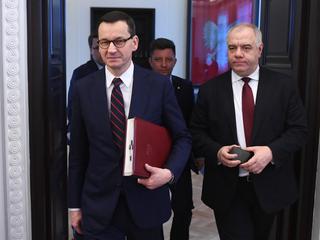Premier Mateusz Morawiecki i Jacek Sasin, minister aktywów państwowych, przed posiedzeniem Rady Ministrów, Warszawa, luty 2020 r. 