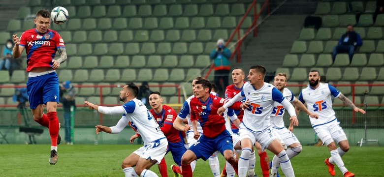 Efekt nowej miotły nie zadziałał. Skorża nie odmienił Lecha. Cudowny gol Cebuli