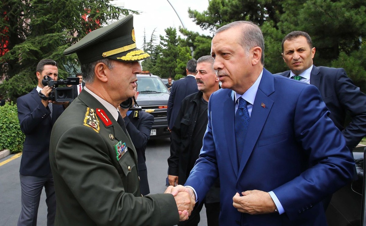 Spotkanie tureckiego prezydenta Recepa Tayyipa Erdogana z szefem sztabu generalnego generałem Hulusim Akarem