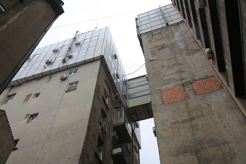 Zgrada je prosto sakrivena od radoznalih pogleda