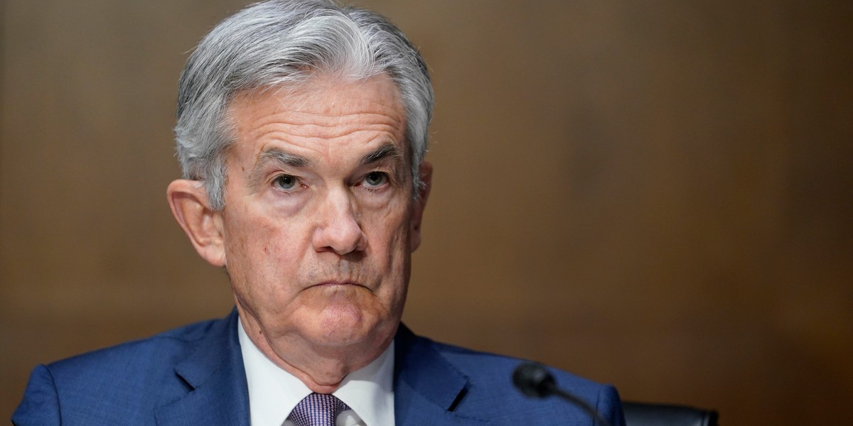 Szef Fed Jerome Powell. Bank centralny USA pozostawił stopy procentowe bez zmian w czerwcowej decyzji.