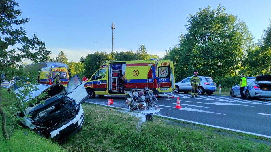 Pijany kierowca vw potrącił mężczyzn malujących pasy