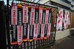 Niemcy chuligani napadli na angielskich kibiców w Londynie [WIDEO]