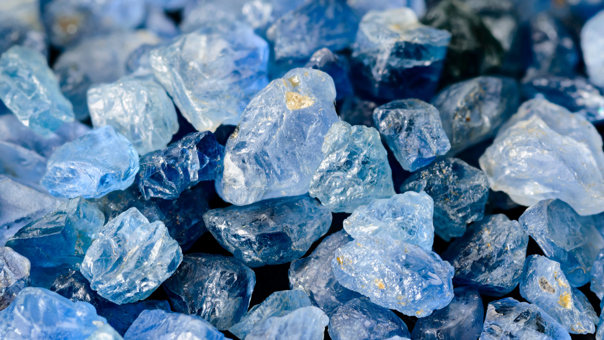 Mężczyzna wędrujący na terenie Sapphire Gemfields w Australii może mówić o dużym szczęściu. Szedł i kopał leżące na ziemi kamienie. W pewnym momencie potknął się o jeden z nich. Jak informuje "Gladstone Observer" teraz będzie bogatszy o 30 tys. dolarów.