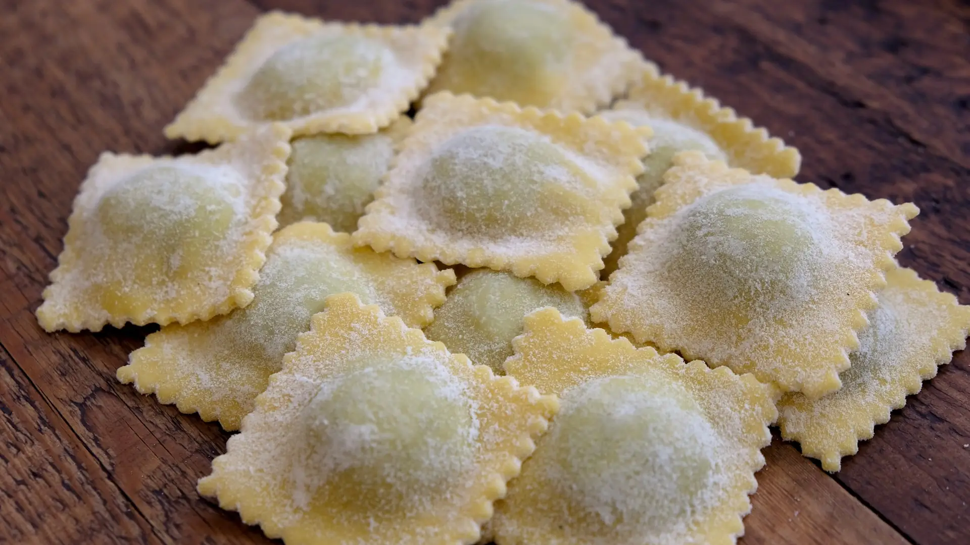 Raviolo z płynnym żółtkiem i serkiem ricotta. Banalny przepis, a poczujesz się jak Nigella Lawson