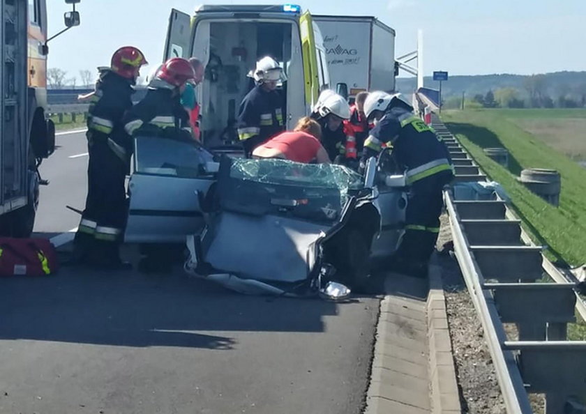 Ciężarówka staranowała maleńkie autko