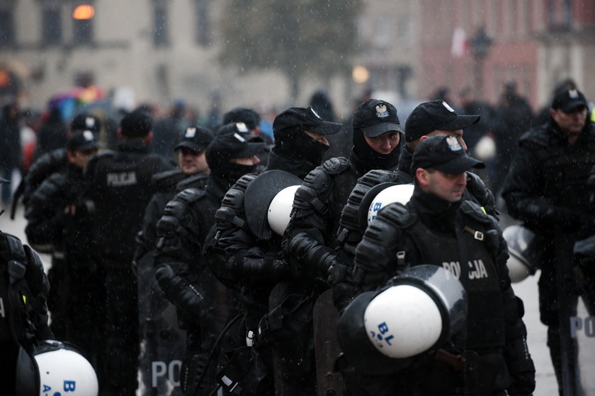 Tysiące policjantów na ulicach Warszawy. Stolicę będą patrolować śmigłowce