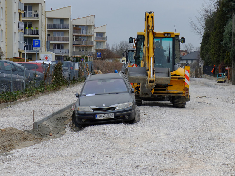 Porzucone auto blokuje budowę drogi w Radzyminie