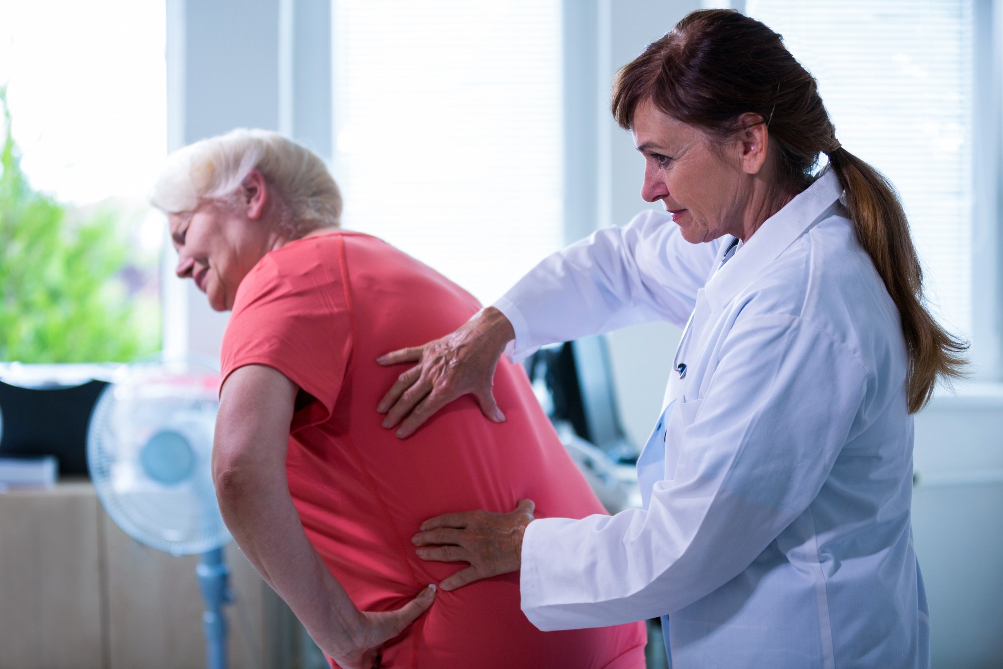 Pri novej, pretrvávajúcej alebo nezvyčajnej bolesti chrbta môže lekárske vyšetrenie pomôcť odhaliť jej príčinu. Osobitnú pozornosť si vyžaduje bolesť sprevádzaná slabosťou nôh, poruchami citlivosti či problémami s chôdzou. (Ilustračný obrázok)