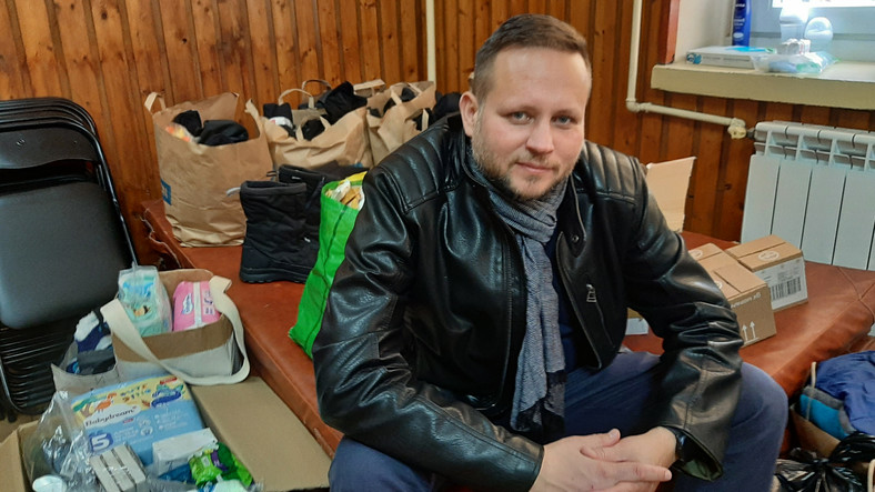 Wiceburmistrz Michałowa Konrad Sikora w punkcie pomocy osobom potrzebującym.