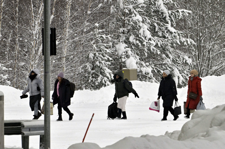Migranci przybywają do punktu kontroli granicznej Vaalimaa między Finlandią a Rosją w Virolahti w Finlandii.
