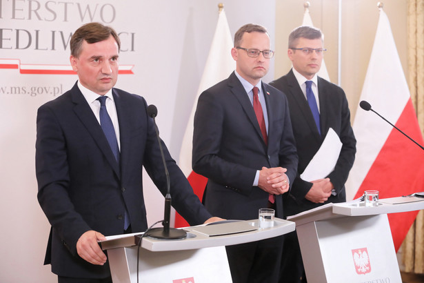 Warszawa, 27.07.2020. Minister sprawiedliwości Zbigniew Ziobro (L) oraz wiceministrowie sprawiedliwości Marcin Romanowski (C) oraz Marcin Warchoł (P) w siedzibie resortu w Warszawie, 27 bm. na konferencji prasowej nt. wniosku o wypowiedzenie Konwencji Stambulskiej. (amb) PAP/Wojciech Olkuśnik