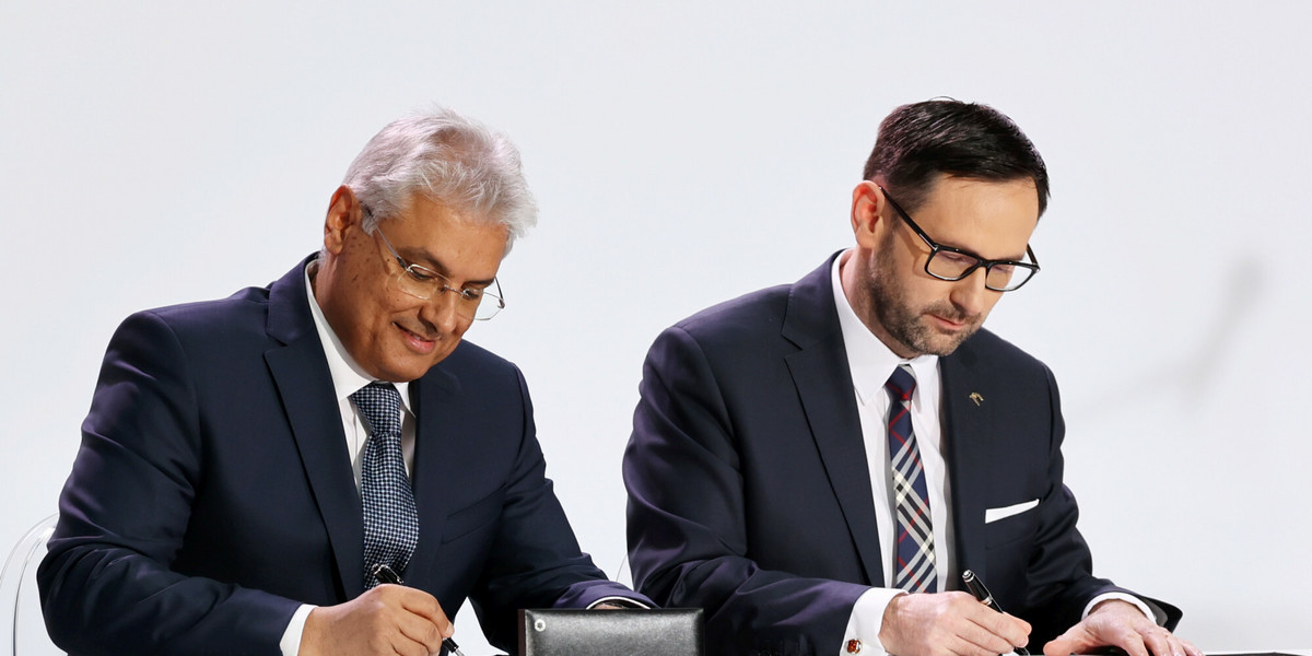 Na zdjęciu prezes Orlenu Daniel Obajtek (z prawej) oraz Mohammed Y. Al Qahtani z Saudi Aramco podczas konferencji dot. strategicznego rozwoju Grupy Orlen w styczniu 2022 r.