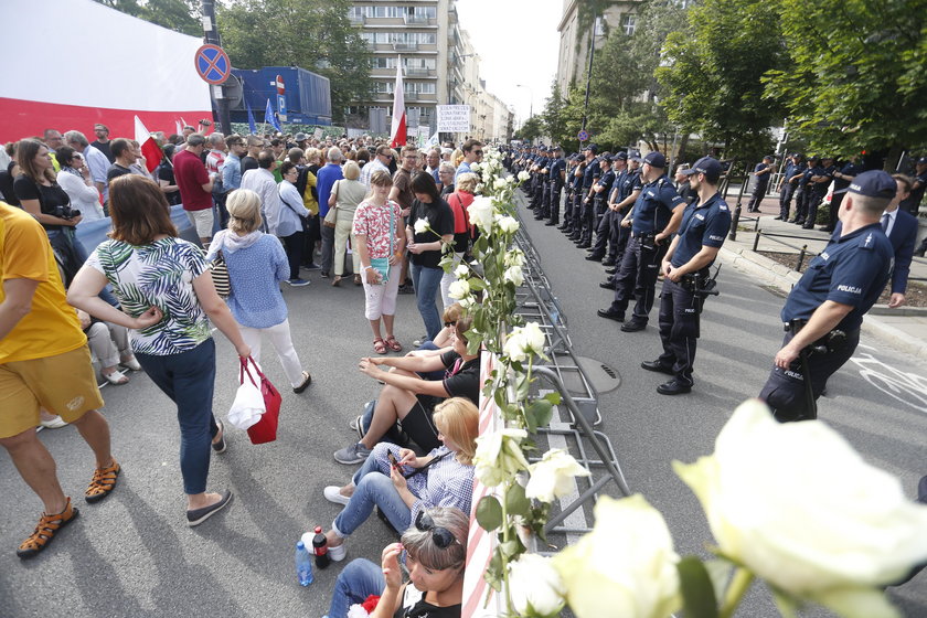 Strażacy ustawiali barierki przed Sejmem