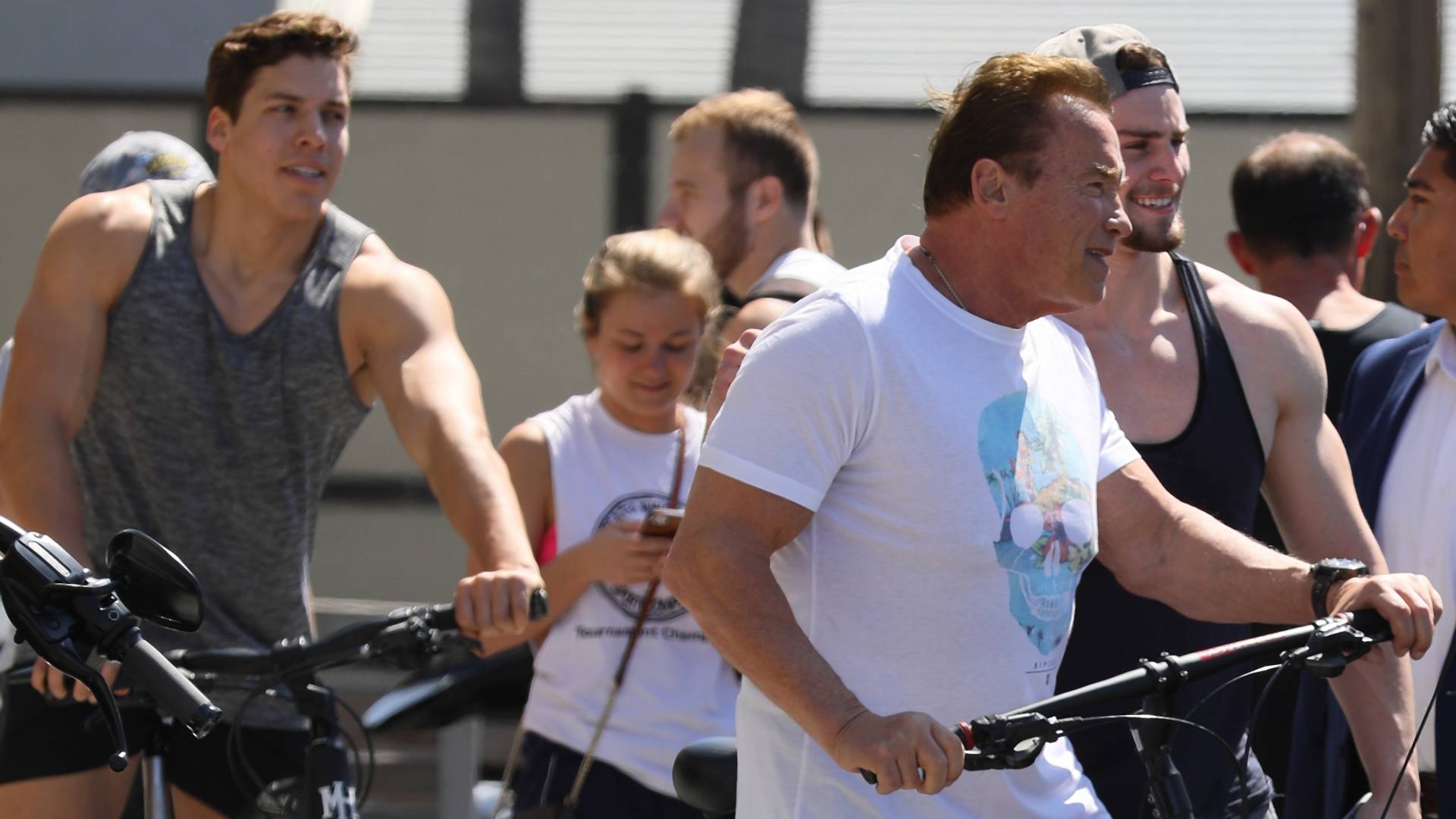Arnold Schwarzeneggert lassan lekörözi a fia - képek