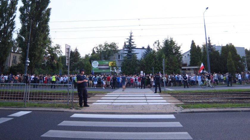 Służby nagrywają protestujących ludzi pod domem Kaczyńskiego. Oto dowód!