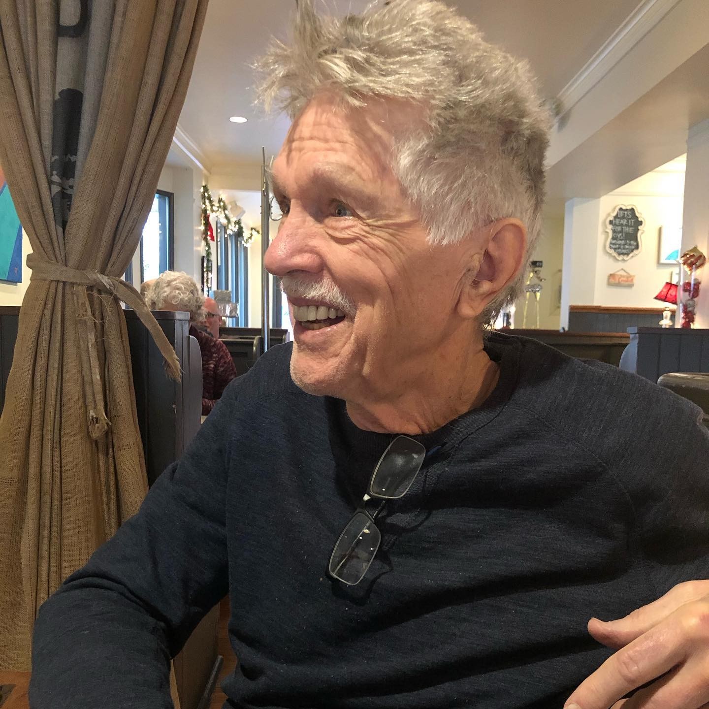 Americký herec Tom Skerritt. 