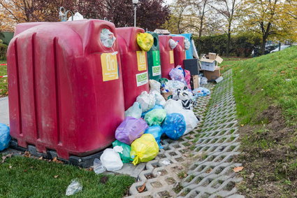 Pieniądze za śmieci wrzucone do automatu. Jest nowy pomysł walki z opadami